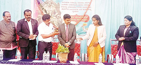 ಹೊಳೆನರಸೀಪುರ ನ್ಯಾಯಾಲಯ ಆವರಣದಲ್ಲಿ ಆಯೋಜಿಸಿದ್ದ ನಾಡಪ್ರಭು ಕೆಂಪೇಗೌಡರ ಜಯಂತ್ಯುತ್ಸವವನ್ನು ಜೆಎಂಎಫ್‌ಸಿ ಪ್ರಧಾನ ಸಿವಿಲ್ ನ್ಯಾಯಾಧೀಶ ಯೋಗೀಂದ್ರಶೆಟ್ಟಿ ಉದ್ಘಾಟಿಸಿದರು. ಐಶ್ವರ್ಯಾ ಗುಡದಿನ್ನಿ, ಶಿವಕುಮಾರ್, ಶಿವಣ್ಣ, ಸುನೀಲ್, ಶಿವಮ್ಮ, ಶಿರಿನ್ ಇದ್ದರು.