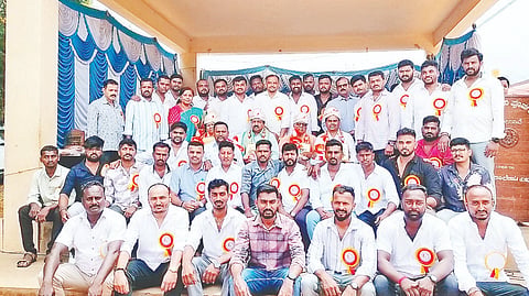 ಹಿರೀಸಾವೆ ಸರ್ಕಾರಿ ಪದವಿ ಪೂರ್ವ ಕಾಲೇಜಿನ ಆವರಣದಲ್ಲಿ ಆಯೋಜಿಸಿದ್ದ ಕಾರ್ಯಕ್ರಮದಲ್ಲಿ ಶಿಕ್ಷಕರನ್ನು ಹಳೆಯ ವಿದ್ಯಾರ್ಥಿಗಳನ್ನು ಸನ್ಮಾನಿಸಿದರು. ರಾಮಕೃಷ್ಣ, ಕರಿಬಸಪ್ಪ, ನಿರ್ಮಲಾಕುಮಾರಿ ಇತರರಿದ್ದರು.