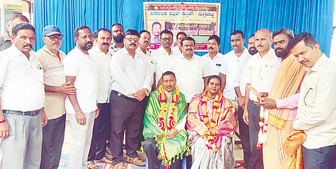 ನುಗ್ಗೇಹಳ್ಳಿ ಕರ್ನಾಟಕ ಪಬ್ಲಿಕ್ ಶಾಲೆಯಲ್ಲಿ ನಿವೃತ್ತಿ ಹೊಂದಿದ ರಾಷ್ಟ್ರ ಪ್ರಶಸ್ತಿ ವಿಜೇತ ಮುಖ್ಯ ಶಿಕ್ಷಕ ಎಸ್.ಸಿದ್ದರಾಜು, ಪತ್ನಿ ಶಶಿಕಲಾ ಹಾಗೂ ಅಡುಗೆ ಸಿಬ್ಬಂದಿ ಹೇಮಾಕ್ಷಿ ಅವರನ್ನು ಶಾಸಕ ಸಿ.ಎನ್. ಬಾಲಕೃಷ್ಣ ಅಭಿನಂದಿಸಿದರು. ದೊರೆಸ್ವಾಮಿ, ಕರಿಯಪ್ಪ ಗೌಡ, ರಂಗಸ್ವಾಮಿ, ಶ್ರೀಕಾಂತ್ ಇದ್ದರು.
