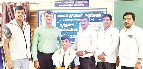 ಅತ್ತಿಗೋಡು ಪ್ರೌಢಶಾಲೆಯಲ್ಲಿ ಆಯೋಜಿಸಿದ್ದ ಕಾರ್ಯಕ್ರಮದಲ್ಲಿ ಎಂ.ಡಿ.ಪೃಥ್ವಿರಾಜ್ ಅವರನ್ನು ಅಭಿನಂದಿಸಲಾಯಿತು. ಎಂ.ಸಿ.ಪ್ರಶಾಂತ್, ನಂಜುಂಡಸ್ವಾಮಿ, ನಾಗಶೆಟ್ಟಿ, ಸ್ವಾಮಿ,ರಮೆಶ್ ಇತರರಿದ್ದರು.