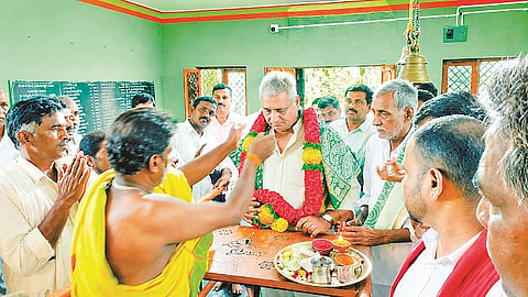  ಕಣಗಾಲು ಗ್ರಾಮದ ಶ್ರೀ ದಿಡ್ಡಿಯಮ್ಮ ದೇಗುಲದಲ್ಲಿ ಆಯೋಜಿಸಿದ್ದ ವಿಶೇಷ ಪೂಜೆಯಲ್ಲಿ ಶಾಸಕ ಕೆ.ವೆಂಕಟೇಶ್ ಅವರನ್ನು ಸನ್ಮಾನಿಸಲಾಯಿತು.
