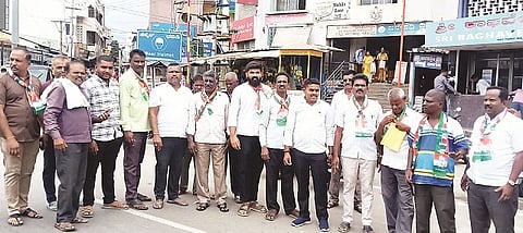 ಅರಸೀಕೆರೆ ನಗರದ ಬಸವೇಶ್ವರ ವೃತ್ತದಲ್ಲಿ ಕಾಂಗ್ರೆಸ್ ಮುಖಂಡರು ಹಾಗೂ ಕಾರ್ಯಕರ್ತರು ಸಿಹಿ ಹಂಚಿ, ಪಟಾಕಿ ಸಿಡಿಸಿ ಸಂಭ್ರಮಿಸಿದರು. ವೆಂಕಟೇಶ್, ಪೃಥ್ವಿ, ಮಂಜುನಾಥ್, ದೇವರಾಜ್ ಇತರರಿದ್ದರು.