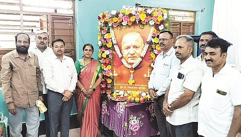 ಮದ್ದೂರು ತಾಪಂ ಸಭಾಂಗಣದಲ್ಲಿ ಡಿ.ದೇವರಾಜ ಅರಸು ಅವರ 111 ನೇ ಜನ್ಮ ದಿನವನ್ನು ಆಚರಿಸಲಾಯಿತು. ಶಿವಕುಮಾರ್ ಬಿರಾದಾರ, ಧನಂಜಯ, ಸುನೀತಾ, ಗೋಪಿ, ಅರುಣ್ ಕುಮಾರ್, ಗಂಗರಾಜು ಇದ್ದರು.