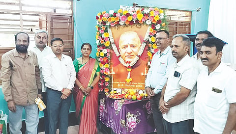 ಮದ್ದೂರು ತಾಪಂ ಸಭಾಂಗಣದಲ್ಲಿ ಡಿ.ದೇವರಾಜ ಅರಸು ಅವರ 111 ನೇ ಜನ್ಮ ದಿನವನ್ನು ಆಚರಿಸಲಾಯಿತು. ಶಿವಕುಮಾರ್ ಬಿರಾದಾರ, ಧನಂಜಯ, ಸುನೀತಾ, ಗೋಪಿ, ಅರುಣ್ ಕುಮಾರ್, ಗಂಗರಾಜು ಇದ್ದರು.