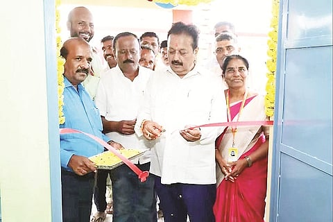 ನಾಗಮಂಗಲ ತಾಲೂಕಿನ ಇಜ್ಜಲಘಟ್ಟ ಗ್ರಾಮದಲ್ಲಿ ಸರ್ಕಾರಿ ಹಿರಿಯ ಪ್ರಾಥಮಿಕ ಶಾಲಾ ಕಟ್ಟಡವನ್ನು ಜಿಲ್ಲಾ ಉಸ್ತುವಾರಿ ಸಚಿವ ಎನ್.ಚಲುವರಾಯಸ್ವಾಮಿ  ಉದ್ಘಾಟಿಸಿದರು. ಡಾ.ಅಶೋಕ್, ಬಿ.ಎಸ್.ಸತೀಶ್, ಎಸ್.ಆರ್.ಲೋಕೇಶ್, ಕೆ.ರವೀಶ್, ಲಿಂಗರಾಜು ಇದ್ದರು. 