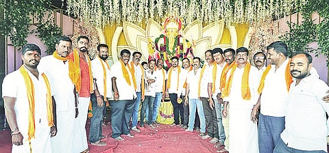 ಬೇಲೂರಿನ ಜೂನಿಯರ್ ಕಾಲೇಜು ಆವರಣದ ರಂಗ ಮಂದಿರದಲ್ಲಿ ಗಣಪತಿ ಸೇವಾ ಸಮಿತಿಯಿಂದ ಗಣೇಶ ಮೂರ್ತಿಯನ್ನು ಪ್ರತಿಷ್ಠಾಪಿಸಲಾಯಿತು. ಪೈಂಟ್ ರವಿ, ರೇವಣ್ಣ, ಎಸ್.ಜಿ.ಪ್ರಸನ್ನ, ಬಿ.ಸಿ.ಉಮೇಶ್, ಎಂ.ವಿ.ಮಂಜುನಾಥ್, ಕೋಳಿ ಚಂದ್ರು, ಉಮಾಶಂಕರ್, ಶಿವೇಗೌಡ ಇತರರಿದ್ದರು.