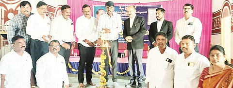 ಅರಸೀಕೆರೆಯಲ್ಲಿ ಆಯೋಜಿಸಿದ್ದ ಕಾರ್ಯಕ್ರಮವನ್ನು ಗಣ್ಯರು ಉದ್ಘಾಟಿಸಿದರು. ಸಂತೋಷ್‌ಕುಮಾರ್, ಪರಶಿವಮೂರ್ತಿ,  ವಿಜಯ್ ಕುಮಾರ್, ಧರ್ಮಶೇಖರ್, ಕೃಷ್ಣಮೂರ್ತಿ ಇತರರಿದ್ದರು.