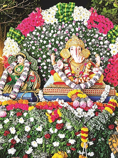 ಅರಸೀಕೆರೆಯಲ್ಲಿ ಪ್ರತಿಷ್ಠಾಪಿಸಲಾ ಗಿರುವ ಬಜಾರ್ ಗಣಪತಿಯನ್ನು ವಿಶೇಷವಾಗಿ ಅಂಕರಿಸಿರುವುದು.