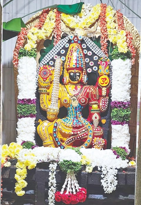 ಅರಸೀಕೆರೆ ಗ್ರಾಮಾಂತರ: ಪಟ್ಟಣದ ಕೋಟೆ ಬಡಾವಣೆಯಲ್ಲಿರುವ ಶ್ರೀ ಕಟ್ಟೆಮನೆ ಬನಶಂಕರಿ ದೇವಾಲಯದಲ್ಲಿ ಬನಶಂಕರಿ ಅಮ್ಮನವರ ಬನದ ಹುಣ್ಣಿಮೆ ಮಹೋತ್ಸವ ಆಚರಿಸಲಾಯಿತು.