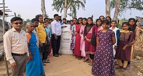 ಚಿಕ್ಕನಾಯಕನಳ್ಳಿ ತಾಲೂಕು ಕೈಮರದಲ್ಲಿ ಆಶ್ರಯ ಪಡೆದಿರುವ ಅಲೆಮಾರು ಕುಟುಂಬಕ್ಕೆ ನೀರಿನ ಟ್ಯಾಂಕ್​ ಕೊಡುಗೆಯಾಗಿ ನೀಡಿದ ಬರಗೂರು&ಬೆಳಗುಲಿ ಸರ್ಕಾರಿ ಪಿಯು ಕಾಲೇಜು ವಿದ್ಯಾರ್ಥಿಗಳು.