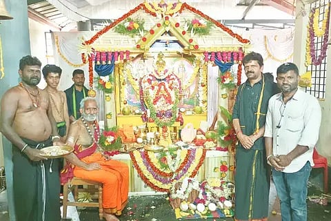 ಬಾಳೆಹೊನ್ನೂರಿನ ರೇಣುಕನಗರದ ಅಯ್ಯಪ್ಪಸ್ವಾಮಿ ಸೇವಾ ಸಮಿತಿಯ 33ನೇ ವರ್ಷದ ಅನ್ನದಾನ, ದೀಪೋತ್ಸವ ಹಾಗೂ ಉತ್ಸವಕ್ಕೆ ಚಾಲನೆ ದೊರೆಯಿತು. ಗುರುಸ್ವಾಮಿ ಎಕೆಪಿ ಕೃಷ್ಣ ಪೊದುವಾಳ್, ಸಮಿತಿ ಅಧ್ಯಕ್ಷ ಆರ್.ಡಿ.ಮಹೇಂದ್ರ ಮತ್ತಿತರರಿದ್ದರು.