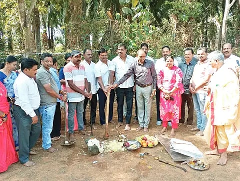 ಬಾಳೆಹೊನ್ನೂರಿನ ಬಿಲ್ಲವ ಸಮಾಜ ಸೇವಾ ಸಂಘದ ಆವರಣದಲ್ಲಿ ಶೌಚಗೃಹ ನಿರ್ಮಾಣಕ್ಕೆ ಗ್ರಾಪಂ ಅಧ್ಯಕ್ಷ ರವಿಚಂದ್ರ ಗುದ್ದಲಿ ಪೂಜೆ ನೆರವೇರಿಸಿದರು. ಎನ್.ಎ.ಸಂಜೀವ, ಅರುಣೇಶ್, ಕೆ.ಪ್ರಭಾಕರ್, ಶಶಿಕಲಾ, ಅರುಣ್‌ಕುಮಾರ್, ಶೇಖರ್, ಸತೀಶ್ ಅರಳೀಕೊಪ್ಪ ಇತರರಿದ್ದರು.