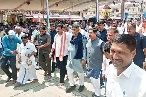 ಬಾಳೆಹೊನ್ನೂರು ರಂಭಾಪುರಿ ಪೀಠದ ಜಗದ್ಗುರು ರೇಣುಕಾಚಾರ್ಯ ಜಯಂತಿ ಯುಗಮಾನೋತ್ಸವ ಕಾರ್ಯಕ್ರಮಕ್ಕೆ ಉಪ ಮುಖ್ಯಮಂತ್ರಿ ಡಿ.ಕೆ.ಶಿವಕುಮಾರ್, ಕೇಂದ್ರ ಸಚಿವ ಪ್ರಲ್ಹಾದ ಜೋಶಿ, ಬಿಜೆಪಿ ರಾಜ್ಯಾಧ್ಯಕ್ಷ ಬಿ.ವೈ.ವಿಜಯೇಂದ್ರ ಜತೆಯಾಗಿ ಆಗಮಿಸಿದರು.