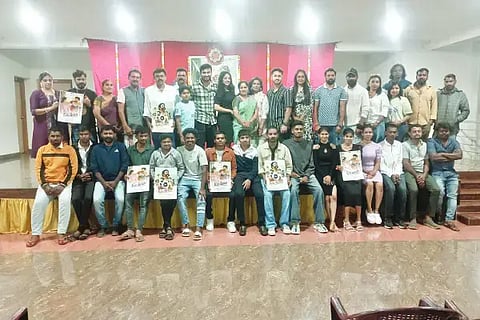  ಬಾಳೆಹೊನ್ನೂರು ಸಮೀಪದ ಸೀಗೋಡಿನಲ್ಲಿ ಸ್ವರ್ಣ ಮೇದಿನಿ ಚಿತ್ರದ ಎರಡನೇ ಪೋಸ್ಟರನ್ನು ನಿರ್ಮಾಪಕ ಚಂದ್ರಗಿರಿ ದಿನೇಶ್ ಬಿಡುಗಡೆಗೊಳಿಸಿದರು. ಪ್ರದೀಪ್ ಹೆಬ್ಬಾರ್, ಕಾರ್ತಿಕ್, ಅಪರ್ಣಾ, ಅನುಷಾ, ಅಕ್ಷಯ್, ಮಂಜುನಾಥ್, ಅನುಪಮಾ ಇತರರಿದ್ದರು.