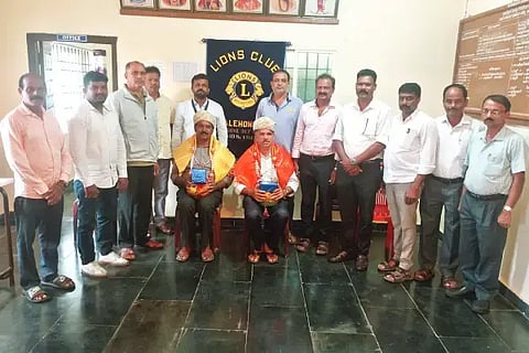 ಬಾಳೆಹೊನ್ನೂರಿನ ಲಯನ್ಸ್ ಕ್ಲಬ್‌ನಿಂದ ಐಟಿಐ ಕಾಲೇಜಿನ ನಿವೃತ್ತ ಪ್ರಾಚಾರ್ಯ ಎಚ್.ಆರ್.ಆನಂದ್, ನಿವೃತ್ತ ಕಿರಿಯ ತರಬೇತಿ ಅಧಿಕಾರಿ ರವಿರಾಜ್ ಅವರನ್ನು ಸನ್ಮಾನಿಸಲಾಯಿತು. ವಿಕ್ರಮ್, ಸುಧಾಕರ್, ಸುರೇಂದ್ರ, ಮಂಜುನಾಥ್, ಇಬ್ರಾಹಿಂ ಶಾಫಿ ಇತರರಿದ್ದರು.