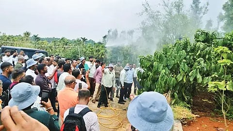  ಬಾಳೆಹೊನ್ನೂರು ಸಮೀಪದ ತೆಂಗಿನಮನೆ ಬೆಳವಾಡಿ ಸುರೇಶ್ ಕೃಷಿ ಕ್ಷೇತ್ರದಲ್ಲಿ ಆಯೋಜಿಸಿದ್ದ  ಕಾಳುಮೆಣಸು, ಕಾಫಿ ಕೃಷಿ ತರಬೇತಿ ಕಾರ್ಯಾಗಾರದಲ್ಲಿ ಗಿಡಗಳಿಗೆ ಮಂಜಿನ ರೂಪದಲ್ಲಿ ಔಷಧ ಸಿಂಪಡಣೆ ಮಾಡುವ ಲ್ಯಾನ್ಸ್ ಪ್ರದರ್ಶನ ಮಾಡಲಾಯಿತು. ಎಚ್.ವಿ.ಪ್ರದೀಪ್‌ಕುಮಾರ್, ಕೆ.ಎಸ್.ಸತ್ಯಪ್ರಕಾಶ್, ಕೆ.ಪಿ.ವಿಶ್ವನಾಥ್, ಕೆ.ಸಿ.ಮಧುಕುಮಾರ್ ಇತರರಿದ್ದರು. 