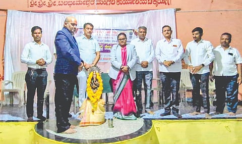 ದೇವರಹಿಪ್ಪರಗಿ ತಾಲೂಕಿನ ಚಿಕ್ಕರೂಗಿ ಗ್ರಾಮದಲ್ಲಿ ಸಿಂದಗಿ ತಾಲೂಕು ವಕೀಲರ ಸಂಘ ಹಾಗೂ ಚಿಕ್ಕರೂಗಿ ಗ್ರಾಮದ ವತಿಯಿಂದ ಹಮ್ಮಿಕೊಂಡ ಕಾನೂನು ಅರಿವು-ನೆರವು ಕಾರ್ಯಕ್ರಮ ನಡೆಯಿತು. ನಾಗೇಶ್ ಮೋಗೆರ, ಪಂಕಜಾ ಕೊಣ್ಣೂರ, ಎಸ್.ಬಿ. ಪಾಟೀಲ, ಬಿ.ಜಿ. ನೆಲ್ಲಗಿ, ಶ್ರೀಶೈಲ ಮುಳಜಿ ಚಿಕ್ಕರೂಗಿ ಇತರರಿದ್ದರು.