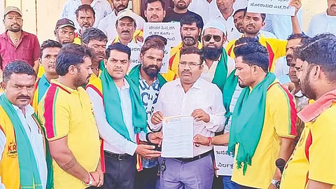 ದೇವರಹಿಪ್ಪರಗಿ ತಾಲೂಕು ಬರಗಾಲ ಪ್ರದೇಶವೆಂದು ಘೋಷಿಸಿ ಪರಿಹಾರ ನೀಡಬೇಕೆಂದು ಆಗ್ರಹಿಸಿ ಕೆಆರ್‌ಎಸ್ ಪಕ್ಷದ ವತಿಯಿಂದ ಪ್ರತಿಭಟನೆ ನಡೆಸಿ ತಹಸೀಲ್ದಾರ್ ಕಚೇರಿ ಸಿಬ್ಬಂದಿಗೆ ಮನವಿ ಸಲ್ಲಿಸಿದರು. ರಾಘವೇಂದ್ರ ಚಲವಾದಿ, ಅಣ್ಣಪ್ಪ ಪೂಜಾರಿ, ಕೆಆರ್‌ಎಸ್ ಪಕ್ಷದ ಪದಾಧಿಕಾರಿಗಳು ಮತ್ತಿತರರಿದ್ದರು.