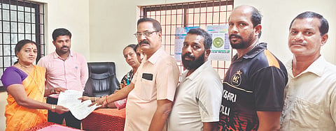  ಗಂಗೊಳ್ಳಿ ಗ್ರಾಮದ ದೊಡ್ಡಹಿತ್ಲು- ಬೈಲೂರ್‌ಕಾರ್ ಹಿತ್ಲು ಸಂಪರ್ಕಿಸುವ ಹದಗೆಟ್ಟ ರಸ್ತೆಯನ್ನು ಅಭಿವೃದ್ಧಿಪಡಿಸುವಂತೆ ಸ್ಥಳೀಯರು ಜಯಂತಿ ಖಾರ್ವಿ ಹಾಗೂ ಪಿಡಿಒ ರವಿ ಅವರಿಗೆ ಮನವಿ ಸಲ್ಲಿಸಿದರು.