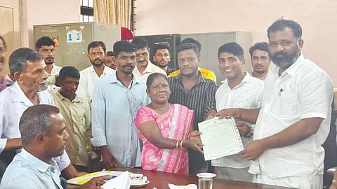 ವಂಡ್ಸೆ ಹೋಬಳಿಯ ತಲ್ಲೂರು ಹಾಗೂ ದೇವಲ್ಕುಂದ ಗ್ರಾಮಗಳ ಫಲಾನುಭವಿಗಳಿಗೆ ಶಾಸಕ ಗುರುರಾಜ್ ಗಂಟಿಹೊಳೆ 94ಸಿ ಹಕ್ಕು ಪತ್ರ ವಿತರಿಸಿದರು. ಕುಂದಾಪುರ ತಹಸೀಲ್ದಾರ್ ಪ್ರದೀಪ್ ಕುರುಡೇಕರ್, ಉಪ ತಹಸೀಲ್ದಾರ್ ಪ್ರಕಾಶ್, ಕಂದಾಯ ನಿರೀಕ್ಷಕ ರಾಘವೇಂದ್ರ ಉಪಸ್ಥಿತರಿದ್ದರು.