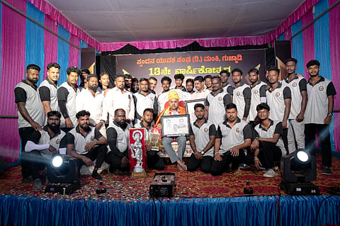 ಗುಜ್ಜಾಡಿ ಮಂಕಿಯ ಸ್ಪಂದನ ಯುವಕ ಸಂದ 13ನೇ ವಾರ್ಷಿಕೋತ್ಸವ ಸಮಾರಂಭದಲ್ಲಿ ಯು. ರಾಜೇಶ್ ಕಾರಂತ್ ಉಪ್ಪಿಕುದ್ರು ಅವರನ್ನು ಸನ್ಮಾನಿಸಲಾಯಿತು. ತಮ್ಮಯ್ಯ ದೇವಾಡಿಗ, ದಿವಾಕರ್ ಆಚಾರ್ಯ, ರೇಷ್ಮಾ ಆಚಾರಿ ಮತ್ತಿತರರಿದ್ದರು.