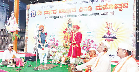 ಹಳೇಬೀಡಿನ ವಿಠ್ಠಲ ರುಕುಮಾಯಿ ದೇಗುಲದ  ವಾರ್ಷಿಕ ದಿಂಡಿ ಉತ್ಸವ ಪ್ರಯುಕ್ತ ಸಂಕೀರ್ತನೆ ಕಾರ್ಯಕ್ರಮ ನಡೆಯಿತು.