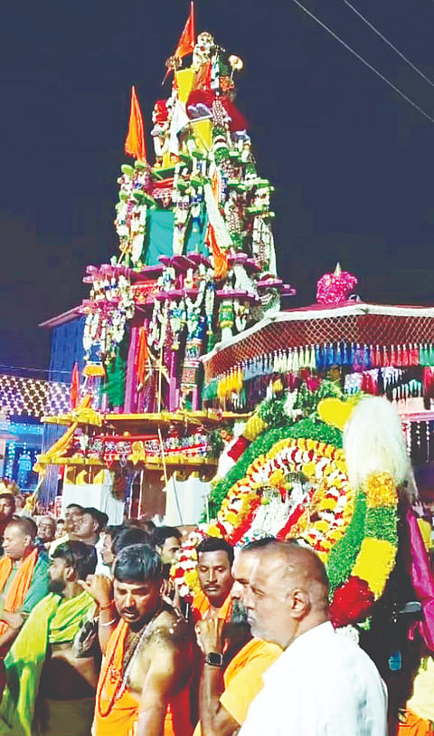ಕಿಕ್ಕೇರಿ ಹೋಬಳಿಯ ದೊಡ್ಡತರಹಳ್ಳಿ ಗ್ರಾಮದಲ್ಲಿ ವೀರಭದ್ರೇಶ್ವರಸ್ವಾಮಿ ರಥೋತ್ಸವ ಸಂಭ್ರಮದಿಂದ ಮಂಗಳವಾರ ಸಂಜೆ ಜರುಗಿತು. 