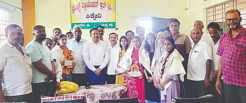 ಎಸ್ಸೆಸ್ಸೆಲ್ಸಿ, ಪಿಯು ಪರೀಕ್ಷೆಯಲ್ಲಿ ಹೆಚ್ಚು ಅಂಕ ಗಳಿಸಿದ ಪ್ರತಿಭಾನ್ವಿತರನ್ನು ಕಿಕ್ಕೇರಿ ಫ್ರೆಂಡ್ಸ್ ರಿಕ್ರಿಯೇಷನ್ ಕ್ಲಬ್‌ನಿಂದ ಅಭಿನಂದಿಸಲಾಯಿತು. ಕೋಡಿಮಾರನಹಳ್ಳಿ ಕೃಷ್ಣೇಗೌಡ, ಜಯರಾಮು, ಎಸ್.ರವಿ, ಕೆ.ಪಿ.ಉಮೇಶ್, ಲಿಂಗರಾಜೇಗೌಡ, ಎಸ್‌ಟಿಡಿ ರಮೇಶ್, ರಂಗಶೆಟ್ಟಿ, ಸೀತಾರಾಮು, ದೇವರಾಜು, ಚಿಕ್ಕೇಗೌಡ ಇದ್ದರು. 