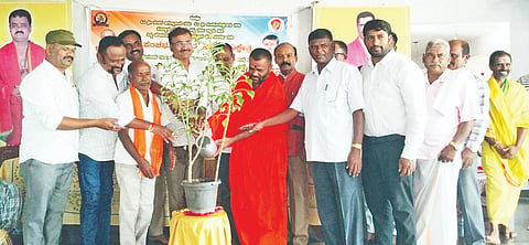 ಕಿಕ್ಕೇರಿ ಸಮೀಪದ ಬೆಡದಹಳ್ಳಿ ಪಂಚಭೂತೇಶ್ವರ ಮಠದಲ್ಲಿ ಹಮ್ಮಿಕೊಂಡಿದ್ದ ಸಂಸ್ಕಾರ ಶಿಕ್ಷಣ ಶಿಬಿರ ಸಮಾರೋಪ ಸಮಾರಂಭದಲ್ಲಿ ಗಣ್ಯರು ಶಿಬಿರಾರ್ಥಿಗಳಿಗೆ ಪ್ರಶಾಂಸಾ ಪತ್ರ ವಿತರಿಸಿದರು. ಆರ್‌ಟಿಒ ಮಲ್ಲಿಕಾರ್ಜುನ, ರುದ್ರಮುನಿ ಸ್ವಾಮೀಜಿ, ಭಾರತೀಪುರ ಪುಟ್ಟಣ್ಣ, ಸುಜೇಂದ್ರಕುಮಾರ್, ಚಂದ್ರು ಮತ್ತಿತರರಿದ್ದರು. 