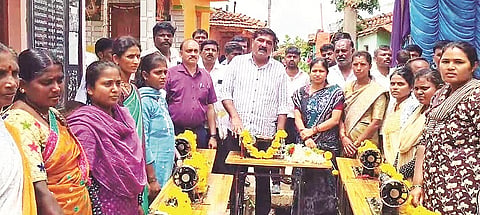 ಕಿಕ್ಕೇರಿ ಸಮೀಪದ ಮಾಕವಳ್ಳಿ ಗ್ರಾಮದಲ್ಲಿ ಅರ್ಹ ಫಲಾನುಭವಿಗಳಿಗೆ ವಿವಿಧ ಸವಲತ್ತುಗಳನ್ನು ಶಾಸಕ ಎಚ್.ಟಿ. ಮಂಜು ವಿತರಿಸಿದರು. ಸುಷ್ಮಾ, ಶಿವಕುಮಾರ್, ದೀಪಕ್, ಮಂಜುನಾಥ್, ಭೈರಯ್ಯ ಮತ್ತಿತರರಿದ್ದರು.