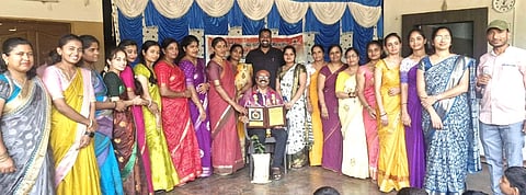  ಕಿಕ್ಕೇರಿಯ ಕೇಂಬ್ರಿಡ್ಜ್ ಶಾಲಾವರಣದಲ್ಲಿ ಕರ್ನಾಟಕ ಪರಿಸರ ರಕ್ಷಣಾ ಪ್ರತಿಷ್ಠಾನ ವತಿಯಿಂದ ಸೋಮವಾರ ಪರಿಸರ ಪ್ರೇಮಿ ಗಾಯಕ ಡಾ.ಕಿಕ್ಕೇರಿ ಕೃಷ್ಣಮೂರ್ತಿಗೆ ಪರಿಸರ ರತ್ನ ಪ್ರಶಸ್ತಿ ನೀಡಿ ಗೌರವಿಸಲಾಯಿತು. ವೆಂಕಟೇಶ್, ಅನುಪಮಾ, ಎಚ್.ಎಂ. ದೀಪಾ, ಶೇಕ್ಷವಲ್ಲಿ, ಕೋಮಲಾ ಇತರರಿದ್ದರು. 