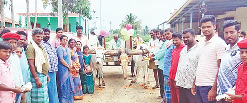  ಕಾಳೇನಹಳ್ಳಿ ಸರ್ಕಾರಿ ಹಿರಿಯ ಪ್ರಾಥಮಿಕ ಶಾಲೆ ಆರಂಭವನ್ನು ಗ್ರಾಮದ ಬೀದಿಗಳಲ್ಲಿ ಎತ್ತಿನಗಾಡಿ ಮೆರವಣಿಗೆ ಗಮನ ಸೆಳೆಯಿತು. ಜಯರಾಂ, ಮಂಜೇಗೌಡ, ಚಂದ್ರು, ಜಗಣ್ಣ, ಪೂಜಾರಪ್ಪ, ಪುಟ್ಟರಾಜು, ರಾಧಾ ಇದ್ದರು. 