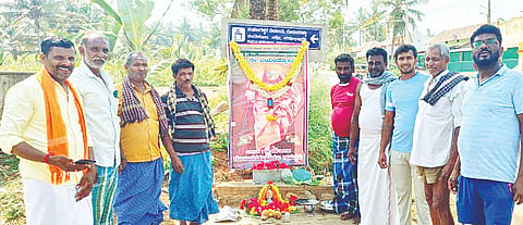 ಕಿಕ್ಕೇರಿ ಹೋಬಳಿಯ ಗೋವಿಂದನಹಳ್ಳಿ ಗ್ರಾಮದಲ್ಲಿ ಬುಧವಾರ ಜರುಗಿದ ಸಿದ್ಧಗಂಗಾ ಶ್ರೀಗಳ 119ನೇ ಜಯಂತಿ ಕಾರ್ಯಕ್ರಮದಲ್ಲಿ ಶ್ರೀಗಳ ಭಾವಚಿತ್ರಕ್ಕೆ ಪುಷ್ಪನಮನ ಸಲ್ಲಿಸಿ ಅನ್ನ ದಾಸೋಹ ಏರ್ಪಡಿಸಲಾಗಿತ್ತು.