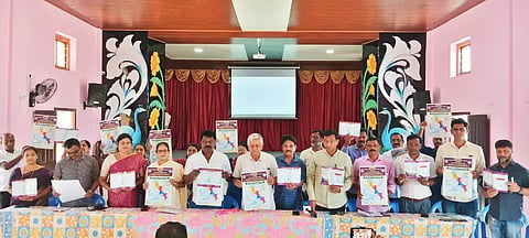 ಕೊಪ್ಪ ಪಟ್ಟಣದ ಸಂತ ಜೋಸೆರ ಪ್ರೌಢಶಾಲೆ ಸಭಾಂಗಣದಲ್ಲಿ ನಡೆಯಲಿರುವ ವಜ್ರ ಮಹೋತ್ಸವ ಆಹ್ವಾನ ಪತ್ರಿಕೆಯನ್ನು ಬಿಡುಗಡೆಗೊಳಿಸಲಾಯಿತು. ಎಚ್.ಜಿ.ವೆಂಕಟೇಶ್, ಸುಧೀರ್ ಕುಮಾರ್ ಮುರೊಳ್ಳಿ, ಎಚ್.ಎಲ್.ದೀಪಕ್ ಇದ್ದರು.