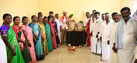 ಕುರುಗೋಡು ತಾಲೂಕಿನ ಬಾದನಹಟ್ಟಿ ಗ್ರಾಮದಲ್ಲಿ ಗ್ರಾಮ ಪಂಚಾಯಿತಿ ಕಚೇರಿ ಕಟ್ಟಡ ಉದ್ಘಾಟನೆ ಹಿನ್ನೆಲೆಯಲ್ಲಿ ಪೂಜೆ ಸಲ್ಲಿಸಲಾಯಿತು. 
