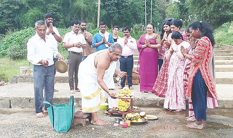 ಕುಶಾಲನಗರ ಕಾವೇರಿ ಮಹಾ ಆರತಿ ಬಳಗ ಮತ್ತು ನಮಾಮಿ ಕಾವೇರಿ ಆಶ್ರಯದಲ್ಲಿ ಮಹಾ ಆರತಿ ಕಾರ್ಯಕ್ರಮ ನಡೆಯಿತು. ಕಿರಣ್ ಜಿ.ಗೌರಯ್ಯ, ವಿಠ್ಠಲ್ ಸಾಲಿಯಾನ್, ಎಂ.ಎನ್.ಚಂದ್ರಮೋಹನ್, ವನಿತಾ ಚಂದ್ರಮೋಹನ್ ಮತ್ತಿತರರು ಇದ್ದರು.