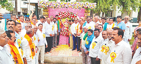 ಪಾಂಡವಪುರ ಪಟ್ಟಣದಲ್ಲಿ ಏರ್ಪಡಿಸಿದ್ದ ನಾಡುಪ್ರಭು ಕೆಂಪೇಗೌಡರ ಜಯಂತಿ ಕಾರ್ಯಕ್ರಮವನ್ನು ಶಾಸಕ ದರ್ಶನ್ ಪುಟ್ಟಣ್ಣಯ್ಯ, ಎಸಿ ಶ್ರೀನಿವಾಸ್ ಉದ್ಘಾಟಿಸಿದರು. ಅಂಕೇಗೌಡ, ಪ್ರಭಾ, ವೀಣಾ, ಯೋಗೇಶ್ ಇತರರು ಇದ್ದರು.