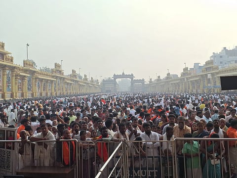 ಮಂತ್ರಾಲಯದ ಶ್ರೀ ರಾಘವೇಂದ್ರ ಮಠದಲ್ಲಿ ಗುರುವಾರ ರಾಯರ ದರ್ಶನಕ್ಕಾಗಿ ಲಕ್ಷಾಂತರ ಭಕ್ತರು ಆಗಮಿಸಿರುವುದು.