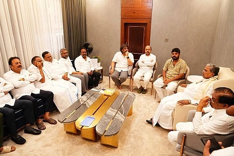 ಇಚೇಗೆ ಬೆಂಗಳೂರಿನಲ್ಲಿ ಮಾಜಿ ಸಿಎಂ ಸಿದ್ದರಾಮಯ್ಯರ ಬಣದ ಸಭೆಯಲ್ಲಿ ಮಾಜಿ ಸಚಿವ ಎನ್.ಎಸ್.ಬೋಸರಾಜು ಪುತ್ರ ರವಿ ಬೋಸರಾಜು ಭಾಗಿಯಾಗಿರುವುದು.