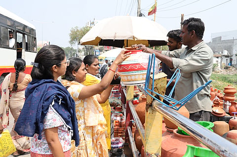 ರಾಯಚೂರಿನ ಬಸವೇಶ್ವರ ವೃತ್ತದಲ್ಲಿ ಮಡಿಕೆ ಖರೀದಿಯಲ್ಲಿ ನಿರಾತರಾದ ಸಾರ್ವಜನಿಕರು ಹಾಗೂ ಮಾರಾಟಕ್ಕಿಟ್ಟ ಮಡಿಕೆಗಳು.