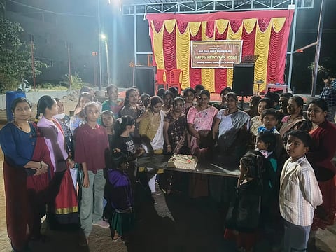   ರಾಯಚೂರಿನ ಜಯನಗರ ಬಡಾವಣೆಯ ನಿವಾಸಿಗಳು ಕೇಕ್ ಕತ್ತರಿಸುವ ಮೂಲಕ ಹೊಸ ವರ್ಷ ಆಚರಣೆ ಮಾಡಿದರು.