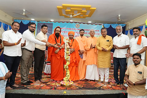ರಾಯಚೂರಿನ ವೀರಶೈವ ಕಲ್ಯಾಣ ಮಂಟಪದಲ್ಲಿ ಭಾನುವಾರ ಜಿಲ್ಲಾಡಳಿತದಿಂದ ಆಯೋಜನೆ ಮಾಡಲಾಗಿದ್ದ ಜಗದ್ಗುರು ರೇಣುಕಾಚಾರ್ಯ ಜಯಂತಿ ಯುಗಮಾನೋತ್ಸವ ಕಾರ್ಯಕ್ರಮವನ್ನು  ಸಹಾಯಕ ಆಯುಕ್ತ ಹಂಪಣ್ಣ ಸಜ್ಜನ್ ಉದ್ಘಾಟಿಸಿದರು. ಕಲಬುರಗಿ ಜಿಲ್ಲೆಯ ಬಣಮಗಿಯ ಶ್ರೀ ರಾಚೋಟೇಶ್ವರ ಶಿವಾಚಾರ್ಯ ಸ್ವಾಮೀಜಿ, ಕಿಲ್ಲೆ ಬೃಹನ್ಮಠದ ಶ್ರೀ ಶಾಂತಮಲ್ಲ ಶಿವಾಚಾರ್ಯ ಸ್ವಾಮೀಜಿ, ಸೋಮವಾರಪೇಟೆ ಹಿರೆಮಠದ ಅಭಿನವ ರಾಚೋಟಿವೀರ ಶಿವಾಚಾರ್ಯ ಸ್ವಾಮೀಜಿ, ಮಂಗಳವಾರಪೇಟೆ ಹಿರೆಮಠದ ವೀರಸಂಗಮೇಶ್ವರ ಶಿವಾಚಾರ್ಯ ಸ್ವಾಮೀಜಿ, ಸಮಾಜದ ಅಧ್ಯಕ್ಷ ಶರಣಭೂಪಾಲ ನಾಡಗೌಡ, ಮಹಾನಗರ ಪಾಲಿಕೆ ವಲಯ ಆಯುಕ್ತ ಮಲ್ಲಿಕಾರ್ಜುನ, ಜಂಗಮ ಸಮಾಜದ ತಾಲೂಕಾಧ್ಯಕ್ಷ ವೀರಯ್ಯ ಸ್ವಾಮಿ ಇದ್ದರು.