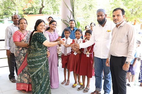  ರಾಯಚೂರಿನ ಸರ್ಕಾರಿ ಕರ್ನಾಟಕ ಪಬ್ಲಿಕ್ ಕೆಇಬಿ ಶಾಲೆಯಲ್ಲಿ  ಮುಖ್ಯ ಶಿಕ್ಷಕಿ ಶಶಿಕಲಾ ಮಕ್ಕಳಿಗೆ ಹೂ ನೀಡಿ ಸೋಮವಾರ ಬರಮಾಡಿಕೊಂಡರು. ಎಸ್‌ಡಿಎಂಸಿ ಅಧ್ಯಕ್ಷ ಸಣ್ಣ ನಾಗೇಂದ್ರಪ್ಪ, ಶಿಕ್ಷಕರಾದ ಮುಸ್ತಾಕ್ ಅಹೇಮದ, ಸುಮಾ,ಸುನಂದಾ ಇದ್ದರು.