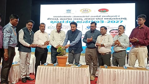 ರಾಯಚೂರಿನ ರಂಗಮಂದಿರದಲ್ಲಿ ಬುಧವಾರ ಮಹಾನಗರ ಪಾಲಿಕೆಯಿಂದ ಭಾರತದ ಜನಗಣತಿ 2027ರ ಅಂಗವಾಗಿ ಗಣತಿದಾರರಿಗೆ ಹಾಗೂ ಮೇಲ್ವಿಚಾರಕರಿಗೆ ಮೊದಲನೇ ಹಂತದ ತರಬೇತಿ ಕಾರ್ಯಾಗಾರವನ್ನು ಪಾಲಿಕೆ ಆಯುಕ್ತ ಜುಬಿನ್ ಮಹೋಪಾತ್ರ ಉದ್ಘಾಟಿಸಿದರು. ಪಾಲಿಕೆಯ ಉಪ ಆಯುಕ್ತ ಶರಣಪ್ಪ ಸತ್ಯಂಪೇಟ್, ಸದಸ್ಯ ಕಾರ್ಯದರ್ಶಿ ಕೃಷ್ಣ ಶಾವಂತಗೇರ, ವಲಯ ಆಯುಕ್ತ ಮಲ್ಲಿಕಾರ್ಜುನ, ಕ್ಷೇತ್ರ ಶಿಕ್ಷಣಾಧಿಕಾರಿ ಈರಣ್ಣ ಕೋಸಗಿ, ಕಂದಾಯ ಅಧಿಕಾರಿಗಳಾದ ರವಿ.ಎಸ್.ಅಂಗಡಿ, ಶಂಶಾಲಂ ಇದ್ದರು.