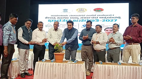 ರಾಯಚೂರಿನ ರಂಗಮಂದಿರದಲ್ಲಿ ಬುಧವಾರ ಮಹಾನಗರ ಪಾಲಿಕೆಯಿಂದ ಭಾರತದ ಜನಗಣತಿ 2027ರ ಅಂಗವಾಗಿ ಗಣತಿದಾರರಿಗೆ ಹಾಗೂ ಮೇಲ್ವಿಚಾರಕರಿಗೆ ಮೊದಲನೇ ಹಂತದ ತರಬೇತಿ ಕಾರ್ಯಾಗಾರವನ್ನು ಪಾಲಿಕೆ ಆಯುಕ್ತ ಜುಬಿನ್ ಮಹೋಪಾತ್ರ ಉದ್ಘಾಟಿಸಿದರು. ಪಾಲಿಕೆಯ ಉಪ ಆಯುಕ್ತ ಶರಣಪ್ಪ ಸತ್ಯಂಪೇಟ್, ಸದಸ್ಯ ಕಾರ್ಯದರ್ಶಿ ಕೃಷ್ಣ ಶಾವಂತಗೇರ, ವಲಯ ಆಯುಕ್ತ ಮಲ್ಲಿಕಾರ್ಜುನ, ಕ್ಷೇತ್ರ ಶಿಕ್ಷಣಾಧಿಕಾರಿ ಈರಣ್ಣ ಕೋಸಗಿ, ಕಂದಾಯ ಅಧಿಕಾರಿಗಳಾದ ರವಿ.ಎಸ್.ಅಂಗಡಿ, ಶಂಶಾಲಂ ಇದ್ದರು.