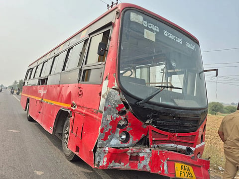 ತುಂಗಭದ್ರಾ ಗ್ರಾಮದ ಹತ್ತಿರ ಕೆಕೆಆರ್‌ಟಿಸಿ ಸರ್ಕಾರಿ ಸಾರಿಗೆ ಬಸ್‌ಗೆ ಬುಲೆರೋ ವಾಹನ ಡಿಕ್ಕಿ ಹೊಡೆದು ಬಸ್ ಜಖಂಗೊಂಡಿರುವುದು.