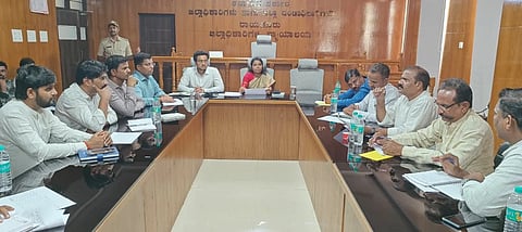  ರಾಯಚೂರಿನ ಜಿಲ್ಲಾಧಿಕಾರಿಗಳ ಭವನದಲ್ಲಿ ಜಿಲ್ಲಾಧಿಕಾರಿ ಎಸ್. ಪೂವಿತಾ ಅಧ್ಯಕ್ಷತೆಯಲ್ಲಿ ಸೋಮವಾರ ಮತದಾರರ ವಿಶೇಷ ಸಮಗ್ರ ಪರಿಷ್ಕರಣೆ ಸಭೆ ನಡೆಯಿತು. ಪಾಲಿಕೆ ಅಯಕ್ತ ಜುಬಿನ್ ಮಹೋಪಾತ್ರ, ಎಸಿಗಳಾದ ಡಾ.ಹಂಪಣ್ಣ ಸಜ್ಜನ, ಬಸವಣೆಪ್ಪ್ ಕಲಶೆಟ್ಟಿ, ನಗರಾಭಿವೃದ್ಧಿ ಪ್ರಾಧಿಕಾರದ ಯೋಜನಾ ನಿರ್ದೇಶಕ ತಿಮ್ಮಪ್ಪ ಬಿರಾದಾರ್, ಸಿಂಧನೂರು ತಹಶೀಲ್ದಾರ್ ಅರುಣ ಕುಮಾರ ದೇಸಾಯಿ, ಚುನಾವಣಾ ಶಾಖೆಯ ಶಿರಸ್ತೇದಾರ ಋಷಿಕೇಶ ಇದ್ದರು.