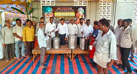 ಚಾಮರಾಜನಗರದ ಜಿಲ್ಲಾಡಳಿತ ಭವನದ ಆವರಣದಲ್ಲಿ ಡಾ.ಶ್ರೀಶಿವಕುಮಾರಸ್ವಾಮೀಜಿ ಅವರ ಜಯಂತಿ ಅಂಗವಾಗಿ ದಾಸೋಹ ಕಾರ್ಯಕ್ರಮಕ್ಕೆ ಅಪರ ಜಿಲ್ಲಾಧಿಕಾರಿ ಟಿ.ಜವರೇಗೌಡ ಚಾಲನೆ ನೀಡಿದರು. ಸ್ಟೈಲ್ ಮಂಜು, ರಂಗರಾಜು, ಬೇಡಗುಳಿ ವೀರಭದ್ರಸ್ವಾಮಿ, ಹೊನ್ನಮೇಟಿ ಸುಂದ್ರಣ್ಣ, ಲಿಂಗರಾಜಮೂರ್ತಿ, ಯೋಗಪ್ರಕಾಶ್, ಶಿವಮಲ್ಲಪ್ಪ, ವಿಶ್ವ, ಈಶ್ವರ್ ರಕ್ಷಿತ್, ನಾಗರತ್ನಮ್ಮಇತರರಿದ್ದರು. 