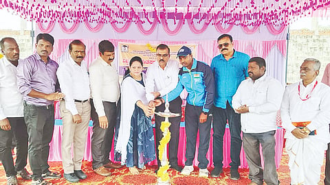 ಚಾಮರಾಜನಗರದ ಡಾ.ಬಿ.ಆರ್.ಅಂಬೇಡ್ಕರ್ ಜಿಲ್ಲಾ ಕ್ರೀಡಾಂಗಣದಲ್ಲಿ ಆಯೋಜಿಸಿದ್ದ ಅಂಗವಿಕಲರ ಕ್ರೀಡಾಕೂಟಕ್ಕೆ ಟಿ.ಜವರೇಗೌಡ ಚಾಲನೆ ನೀಡಿದರು. ಶ್ರುತಿ, ಸುರೇಶ್, ಕೆ.ಸುರೇಶ್, ಮಂಜುನಾಥ್, ರಮೇಶ್ ಇನ್ನಿತರರಿದ್ದರು. 