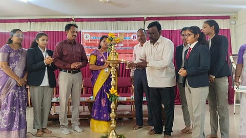 ಚಾಮರಾಜನಗರದ ಜೆಎಸ್‌ಎಸ್ ಮಹಿಳಾ ಕಾಲೇಜಿನಲ್ಲಿ ಆಯೋಜಿಸಿದ್ದ ಉಪನ್ಯಾಸ ಕಾರ್ಯಕ್ರಮವನ್ನು ಡಾ.ಕೆ.ಬಸವಣ್ಣ ಉದ್ಘಾಟಿಸಿದರು. ಜೆ.ದಿವ್ಯಶ್ರೀ, ಡಾ.ಕೆ.ಎಂ.ರಾಜೇಶ್, ಮಲ್ಲಿಕಾರ್ಜುನಸ್ವಾಮಿ, ಎಸ್.ಮಾನಸ, ಪ್ರಿಯದರ್ಶಿನಿ, ಮಾದಿಹ ಅಂಬರ್ ಇತರರಿದ್ದರು. 